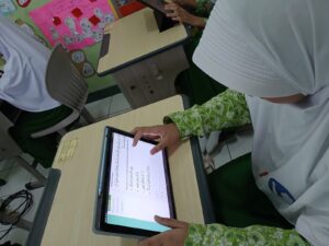 Murid SDIA 2 Pasar Minggu Belajar Mengunakan Tab