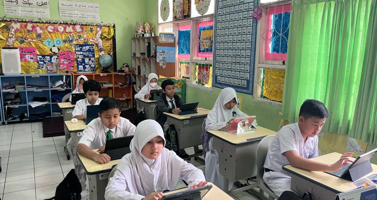 Murid SDIA 2 Pasar Minggu Belajar Mengunakan Alat Digital
