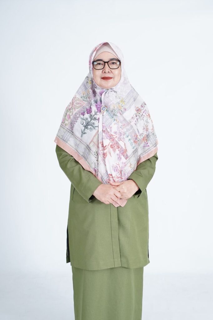 Bu Hj. Enung Nuraeni, M.Pd (Kepala Sekolah)