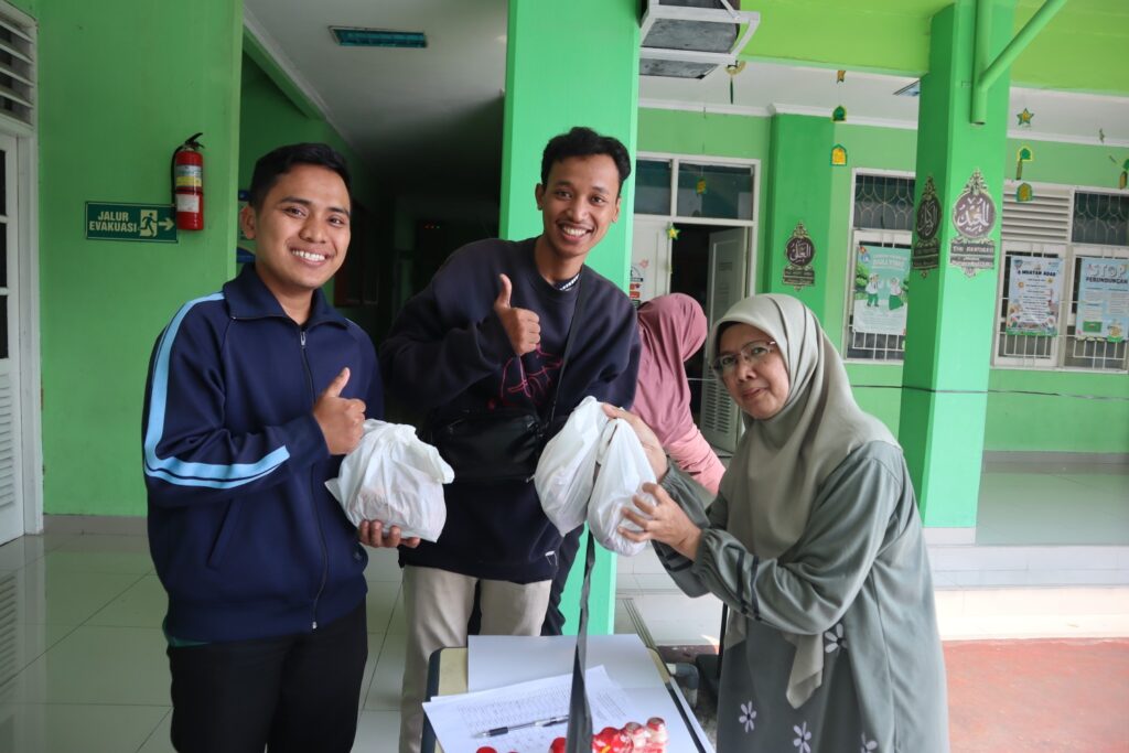SD Islam Al Azhar 2 Jakarta Selatan melaksanakan pemotongan hewan kurban dan membagikan daging kurban kepada warga serta karyawan.
