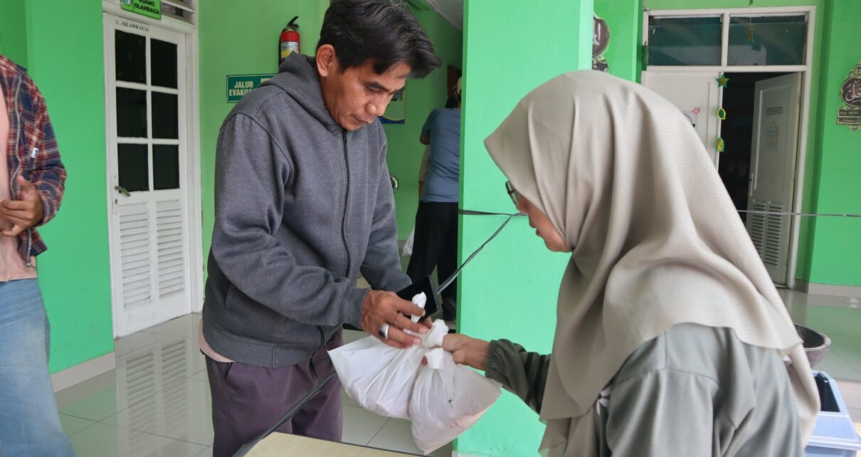 Pembagian Daging Kurban Di SDIA 2 Jakarta
