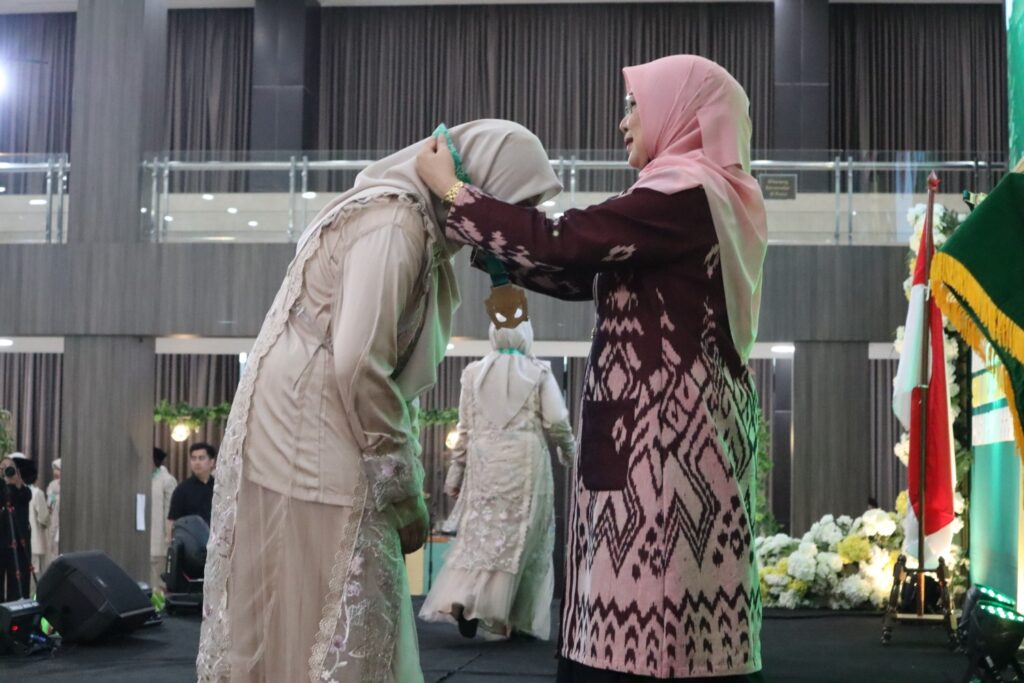 Pengalungan Medali Kepada Murid SDIA 2 Jakarta